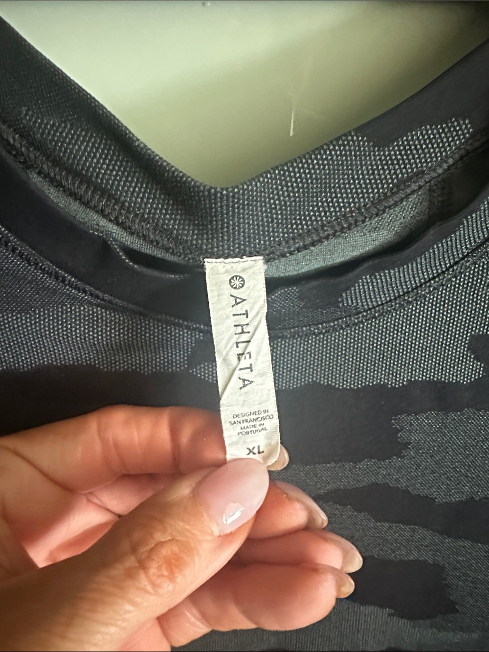 Athleta Black & Gray Camo Short Sleeve Athletic T-Shirt size XL - Picture 2 of 4